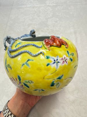 A pair of Chinese famille rose yellow-ground water pots with floral design and applied chilong and bats, Qianlong mark, 19/20th C. — 照片 3
