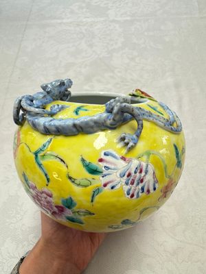A pair of Chinese famille rose yellow-ground water pots with floral design and applied chilong and bats, Qianlong mark, 19/20th C. — 照片 4