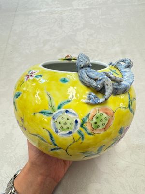 A pair of Chinese famille rose yellow-ground water pots with floral design and applied chilong and bats, Qianlong mark, 19/20th C. — 照片 5