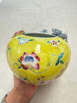 A pair of Chinese famille rose yellow-ground water pots with floral design and applied chilong and bats, Qianlong mark, 19/20th C. — 照片 6