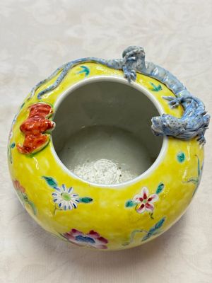 A pair of Chinese famille rose yellow-ground water pots with floral design and applied chilong and bats, Qianlong mark, 19/20th C. — 照片 7