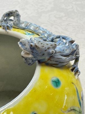 A pair of Chinese famille rose yellow-ground water pots with floral design and applied chilong and bats, Qianlong mark, 19/20th C. — 照片 8