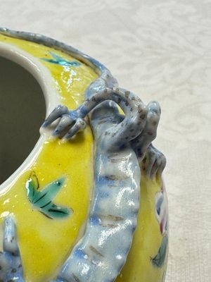 A pair of Chinese famille rose yellow-ground water pots with floral design and applied chilong and bats, Qianlong mark, 19/20th C. — 照片 9