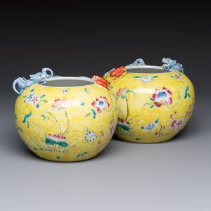 A pair of Chinese famille rose yellow-ground water pots with floral design and applied chilong and bats, Qianlong mark, 19/20th C. — 照片 1