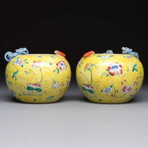 A pair of Chinese famille rose yellow-ground water pots with floral design and applied chilong and bats, Qianlong mark, 19/20th C. — 照片 2
