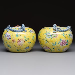 A pair of Chinese famille rose yellow-ground water pots with floral design and applied chilong and bats, Qianlong mark, 19/20th C. — 照片 3