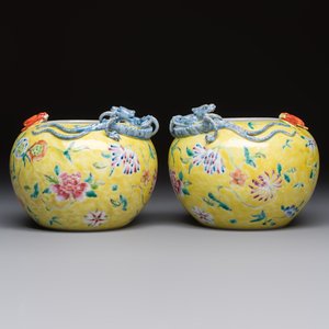 A pair of Chinese famille rose yellow-ground water pots with floral design and applied chilong and bats, Qianlong mark, 19/20th C. — 照片 4