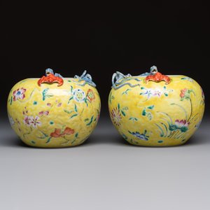 A pair of Chinese famille rose yellow-ground water pots with floral design and applied chilong and bats, Qianlong mark, 19/20th C. — 照片 5