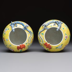 A pair of Chinese famille rose yellow-ground water pots with floral design and applied chilong and bats, Qianlong mark, 19/20th C. — 照片 6