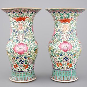 A pair of Chinese famille rose yenyen vases, 19th C. — photo 1