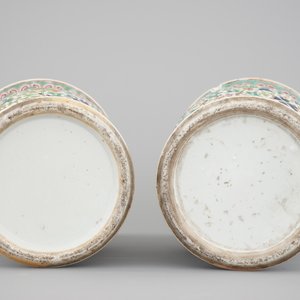 A pair of Chinese famille rose yenyen vases, 19th C. — photo 2