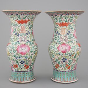 A pair of Chinese famille rose yenyen vases, 19th C. — photo 5