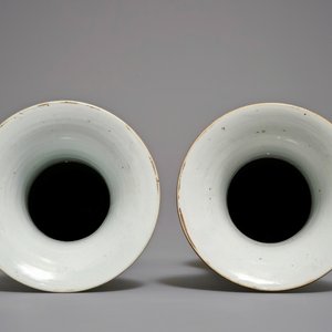 A pair of Chinese famille rose yenyen vases with design of antiquities, 19th C. — photo 5