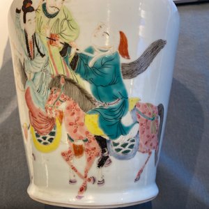 A pair of Chinese famille rose Yongzheng-style vases, 19/20th C. — photo 19