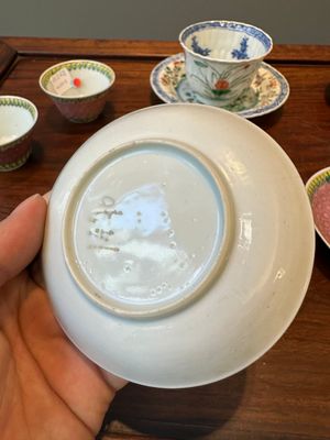 A pair of Chinese famille verte and a pair of famille rose cups and saucers, Kangxi/Yongzheng — photo 15