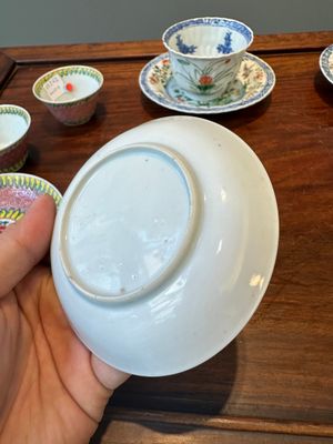 A pair of Chinese famille verte and a pair of famille rose cups and saucers, Kangxi/Yongzheng — photo 18