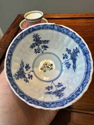 A pair of Chinese famille verte and a pair of famille rose cups and saucers, Kangxi/Yongzheng — photo 25