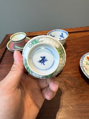 A pair of Chinese famille verte and a pair of famille rose cups and saucers, Kangxi/Yongzheng — photo 32