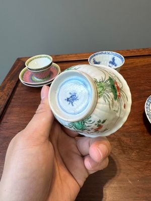 A pair of Chinese famille verte and a pair of famille rose cups and saucers, Kangxi/Yongzheng — photo 33