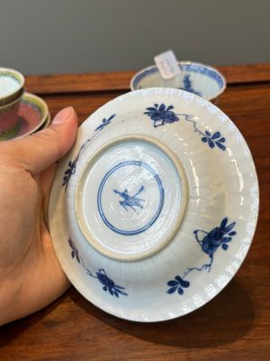 A pair of Chinese famille verte and a pair of famille rose cups and saucers, Kangxi/Yongzheng — photo 40