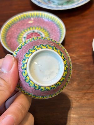A pair of Chinese famille verte and a pair of famille rose cups and saucers, Kangxi/Yongzheng — photo 5