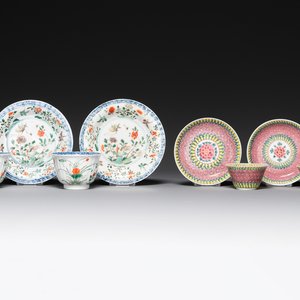 A pair of Chinese famille verte and a pair of famille rose cups and saucers, Kangxi/Yongzheng — photo 1