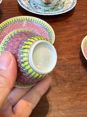 A pair of Chinese famille verte and a pair of famille rose cups and saucers, Kangxi/Yongzheng — 照片 11