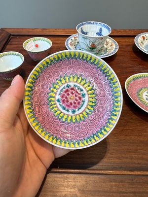 A pair of Chinese famille verte and a pair of famille rose cups and saucers, Kangxi/Yongzheng — 照片 12