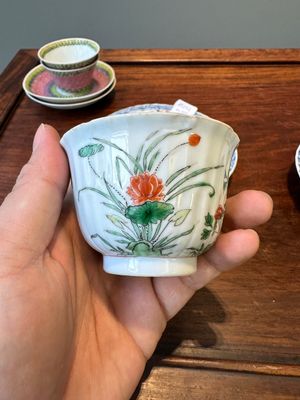 A pair of Chinese famille verte and a pair of famille rose cups and saucers, Kangxi/Yongzheng — 照片 20