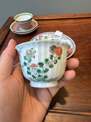 A pair of Chinese famille verte and a pair of famille rose cups and saucers, Kangxi/Yongzheng — 照片 22
