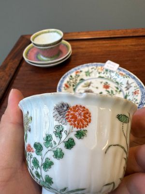 A pair of Chinese famille verte and a pair of famille rose cups and saucers, Kangxi/Yongzheng — 照片 23