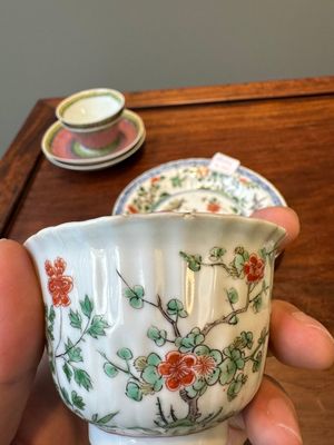 A pair of Chinese famille verte and a pair of famille rose cups and saucers, Kangxi/Yongzheng — 照片 24