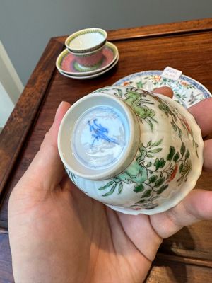 A pair of Chinese famille verte and a pair of famille rose cups and saucers, Kangxi/Yongzheng — 照片 27