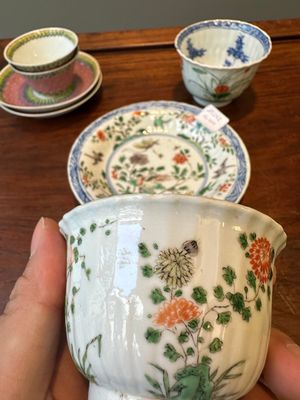 A pair of Chinese famille verte and a pair of famille rose cups and saucers, Kangxi/Yongzheng — 照片 34