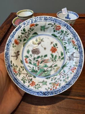 A pair of Chinese famille verte and a pair of famille rose cups and saucers, Kangxi/Yongzheng — 照片 35