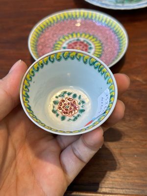 A pair of Chinese famille verte and a pair of famille rose cups and saucers, Kangxi/Yongzheng — 照片 4
