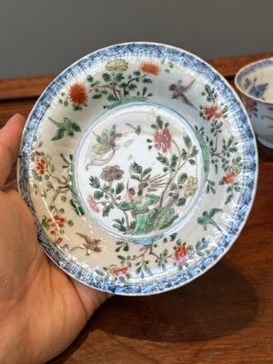 A pair of Chinese famille verte and a pair of famille rose cups and saucers, Kangxi/Yongzheng — 照片 42