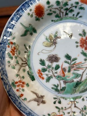 A pair of Chinese famille verte and a pair of famille rose cups and saucers, Kangxi/Yongzheng — 照片 44