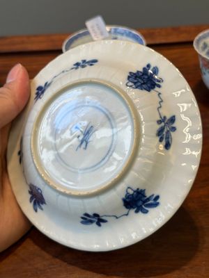 A pair of Chinese famille verte and a pair of famille rose cups and saucers, Kangxi/Yongzheng — 照片 47