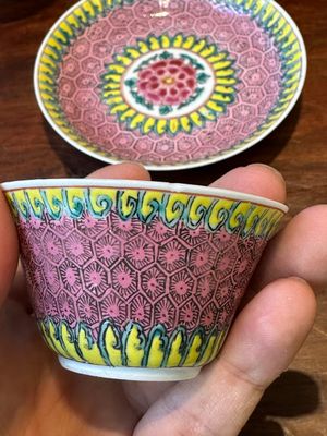 A pair of Chinese famille verte and a pair of famille rose cups and saucers, Kangxi/Yongzheng — 照片 9