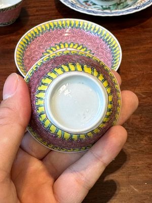 A pair of Chinese famille verte and a pair of famille rose cups and saucers, Kangxi/Yongzheng — 照片 10