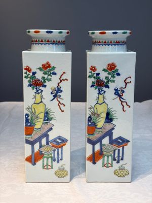 A pair of Chinese famille verte 'Antiquities' square vases, 19th C. — photo 1