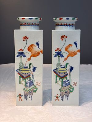 A pair of Chinese famille verte 'Antiquities' square vases, 19th C. — photo 2