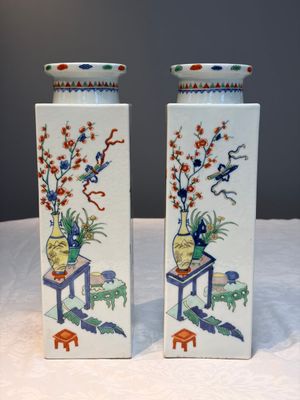A pair of Chinese famille verte 'Antiquities' square vases, 19th C. — photo 3