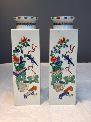 A pair of Chinese famille verte 'Antiquities' square vases, 19th C. — photo 4