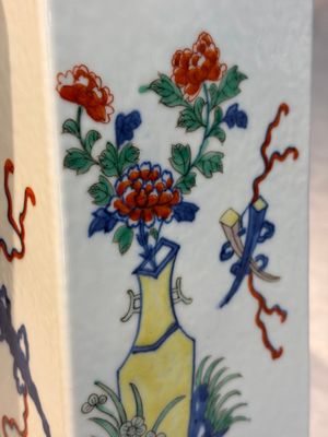 A pair of Chinese famille verte 'Antiquities' square vases, 19th C. — photo 7