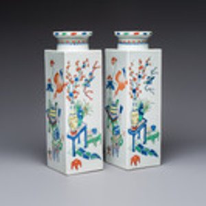 A pair of Chinese famille verte 'Antiquities' square vases, 19th C. — photo 1