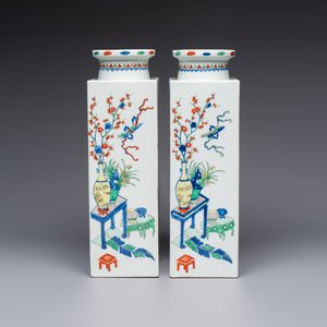 A pair of Chinese famille verte 'Antiquities' square vases, 19th C. — photo 2