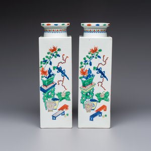A pair of Chinese famille verte 'Antiquities' square vases, 19th C. — photo 3