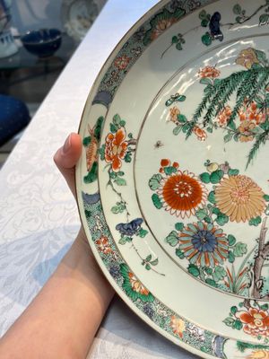 A pair of Chinese famille verte 'Bird Among Flowering Branches' dishes, Kangxi — photo 3